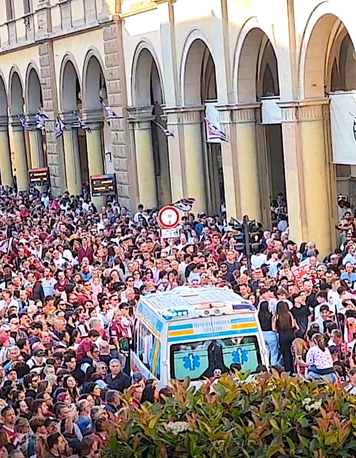 AMBULANZE TRA LA GENTE